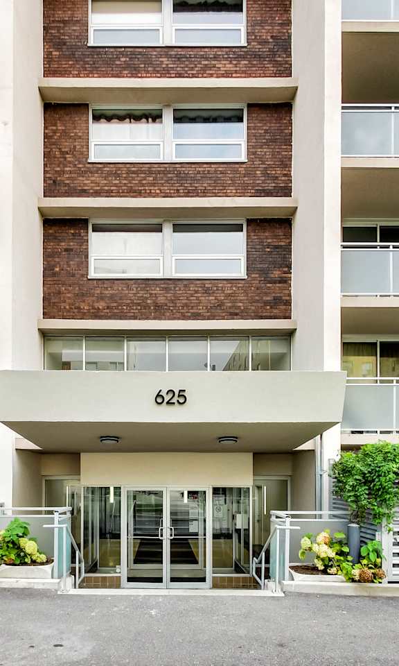 The building number is 625.