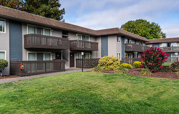 Buildings and landscaping at Wyndover Apartment Homes in Novato CA