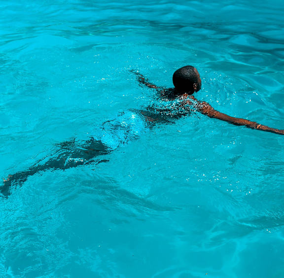 a person swimming in a swimming pool
