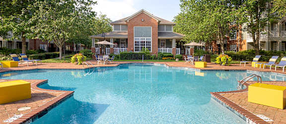 Resort-style swimming pool - Belle Harbour Apartments