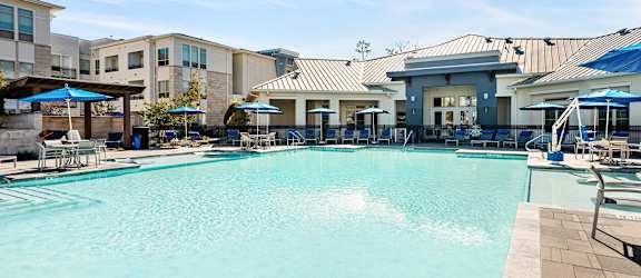 Resort-style swimming pool - Everlee