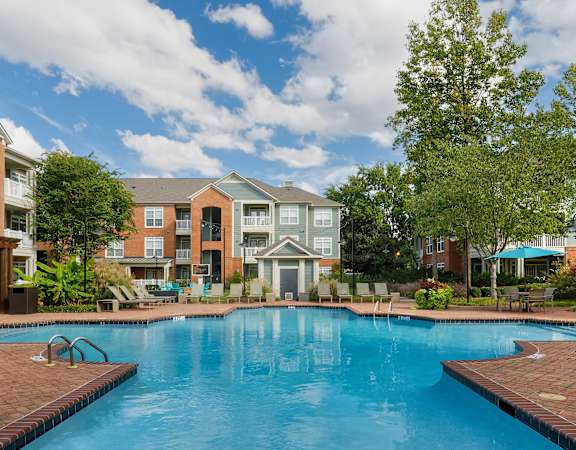 Belle Harbour Apartments - Resort-style pool area
