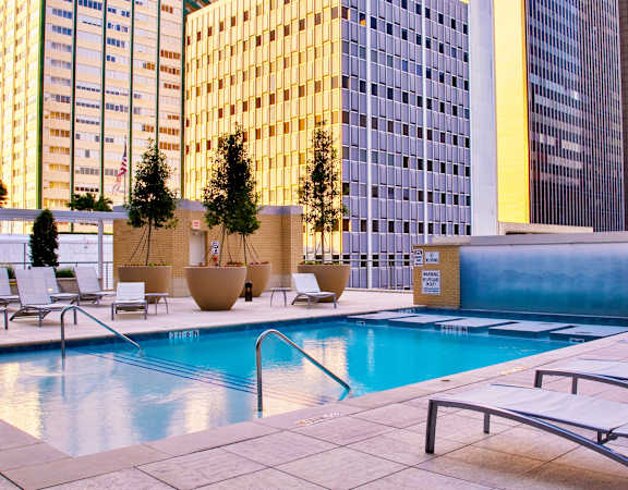Main 3 Downtown - Resort-style pool and sunning deck