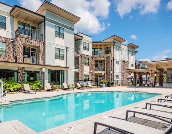 Centre Pointe Apartments resort-style pool