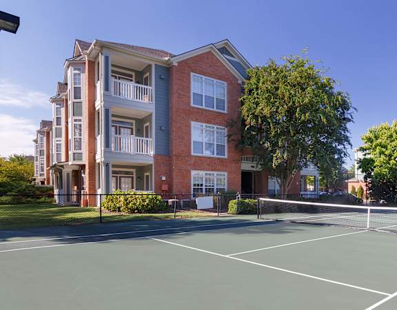 Belle Harbour Apartments - Lighted tennis court