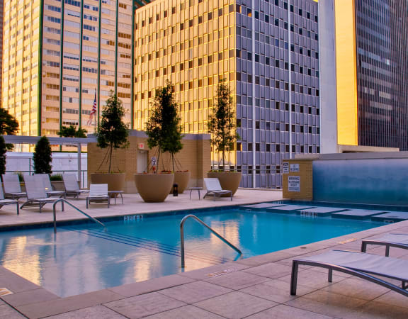 Main 3 Downtown - Resort-style pool and sunning deck