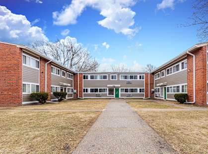 this is a picture of a courtyard between two apartment buildings