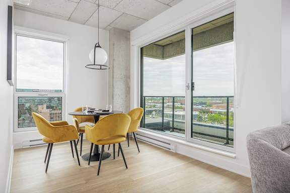 Elegant Dining Area at Lynk De la Savane Apartments, Québec