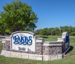 the sign at the entrance to the gates of the kings golf course