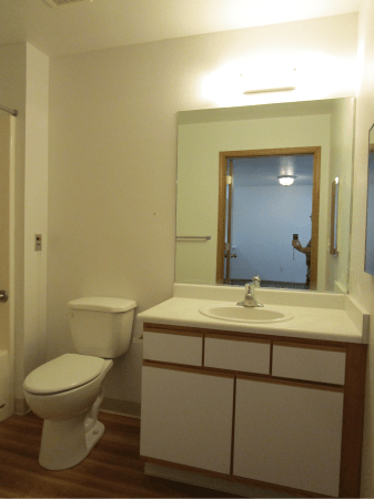 Louise Garden Vacant Bathroom