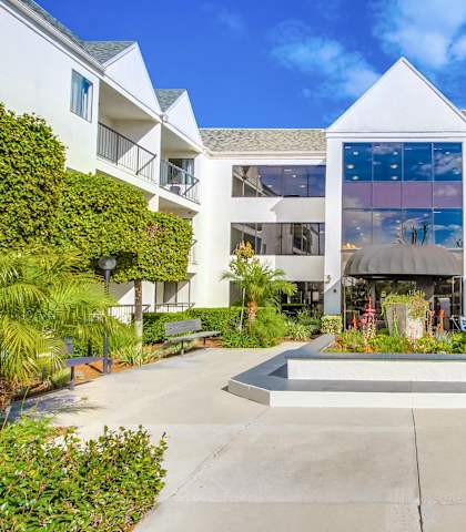 the courtyard of an apartment building with a fountain in the center