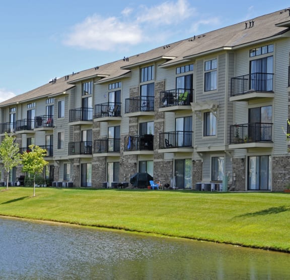 Exterior View at Prairie Lakes Apartments in Peoria, IL 61615