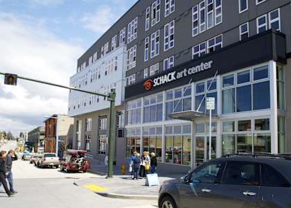 A building with a sign that says "SCHACK Art Center" on it.