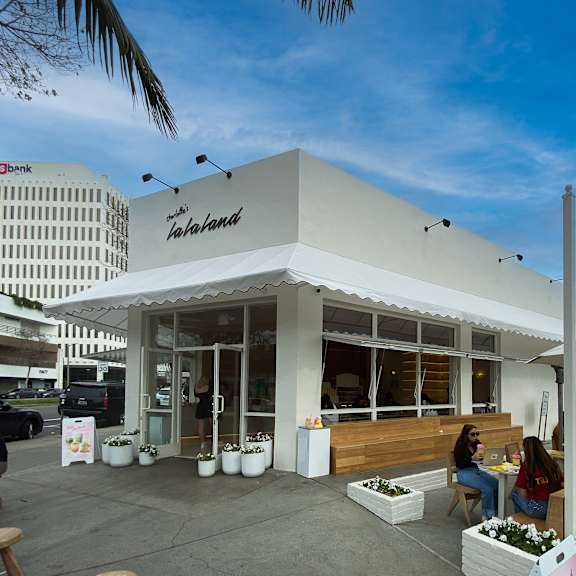 A white building with the word "Valencia" on it.