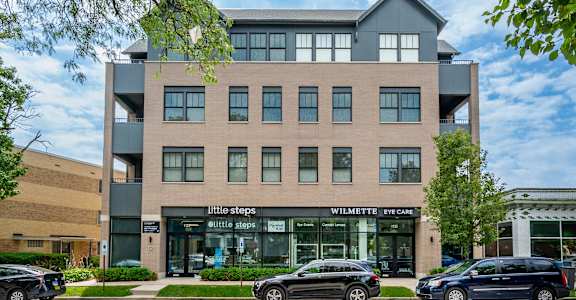 A building with a sign that says "Little Steps" and "Wilmette Eye Care."