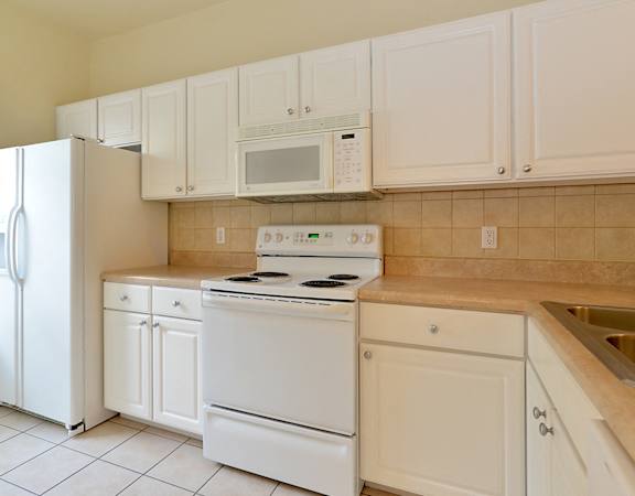 Interior Kitchen at Magnolia Place Apartment, Florida