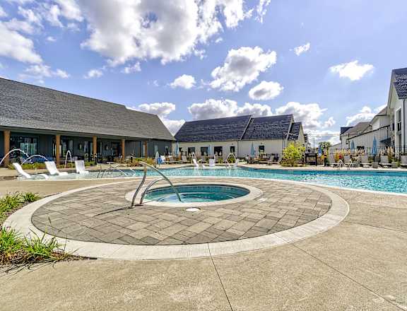 A round pool with a fountain in the middle of it.