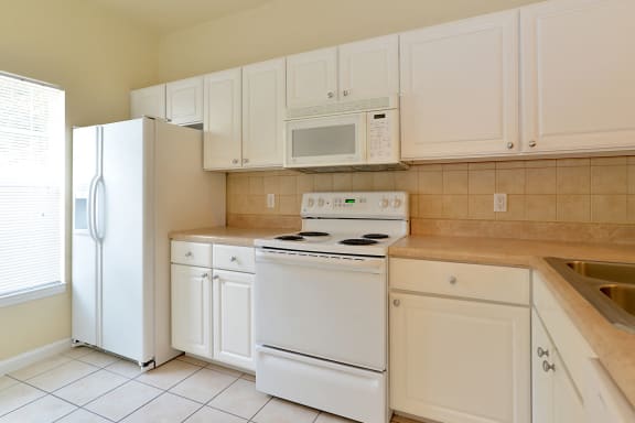 Interior Kitchen White Appliances at Magnolia Place Apartment, Gainesville