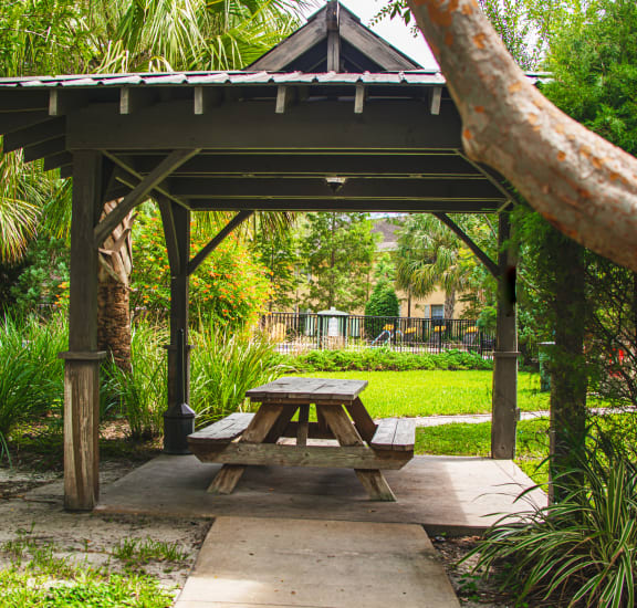 Courtyard area at Fernwood Grove in Tampa, FL