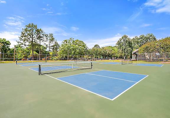 the tennis courts at the enclave at woodbridge apartments in sugar land, tx