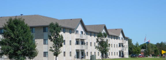 Deer Park Apartments in Hutchinson, MN | outdoor buildings