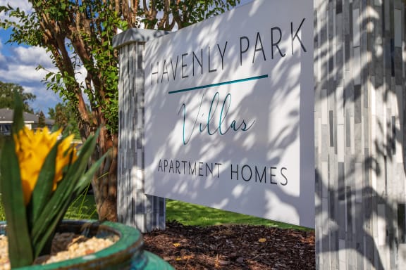 a sign that says hawaiian park villa apartment homes