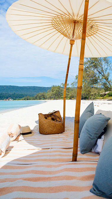 Lounge chairs and umbrellas at Grove Pointe, Ruskin, FL 33570
