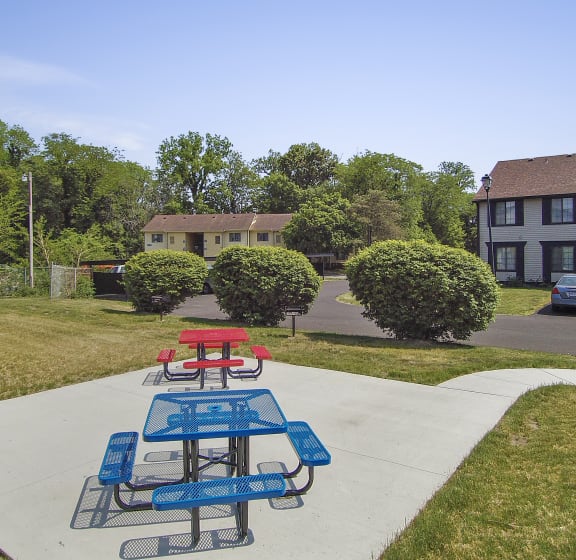 a picnic area at the whispering winds apartments in pearland, tx
