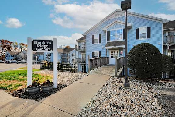 Hunters Ridge leasing office sign and apartment building at 4130 W Michigan Ave. in Kalamazoo, MI