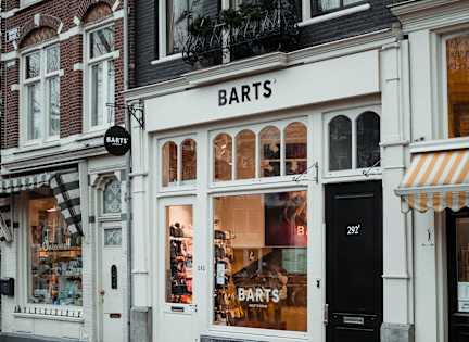 A storefront with a sign that says BARTS.