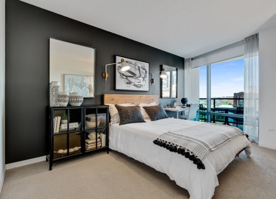 Bedroom image at Kingsbury Plaza, Chicago, IL, 60654