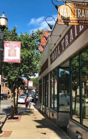 a street view of a restaurant on a city street