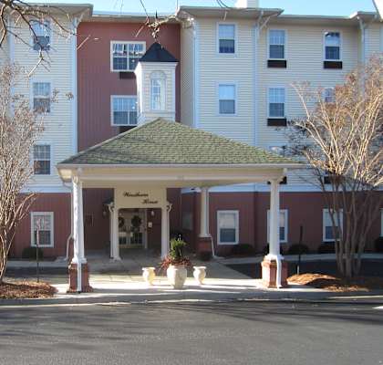 A building with a covered walkway in front of it.