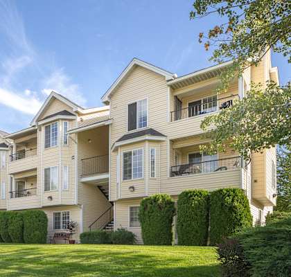 the outlook at woodland ridge apartments building exterior