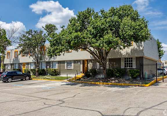 Exterior Landscape at La Bella Apartments, Fort Worth