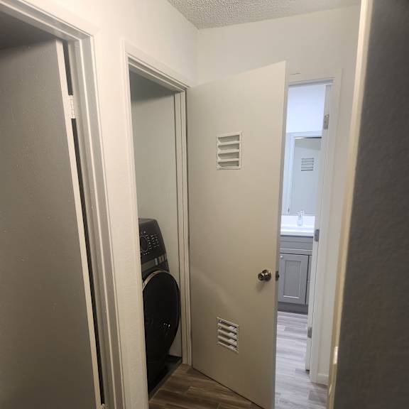 2x2D Laundry closet hallway