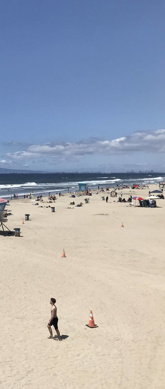 a crowded beach on a sunny day at the ocean