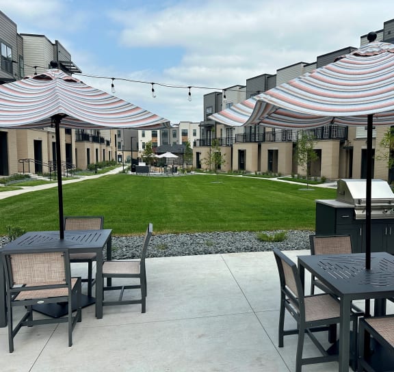 Patio with chair and umbrellas at Meridian at CityPlace in Woodbury, MN 55125