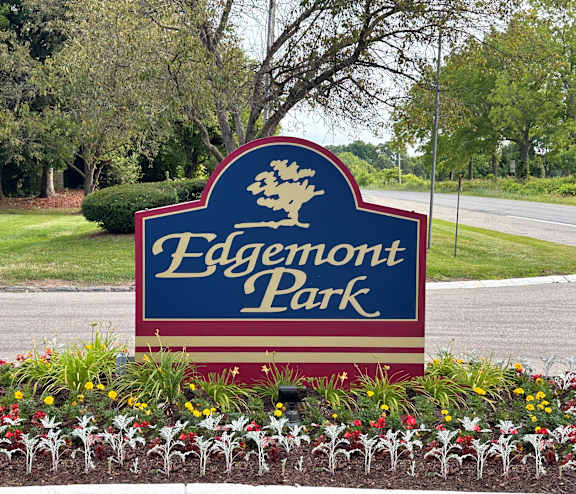 a sign at the entrance of eaglemont park