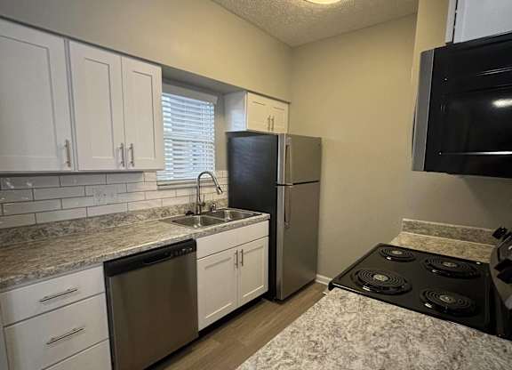 Fenwick Place Apartments in Louisville, KY 40220 - kitchen 1