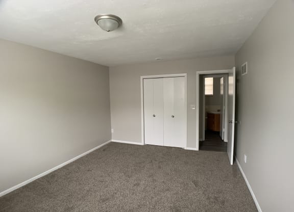 Spacious bed room with bifold closets