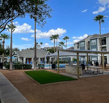 the preserve at ballantyne commons apartments with a pool and picnic area