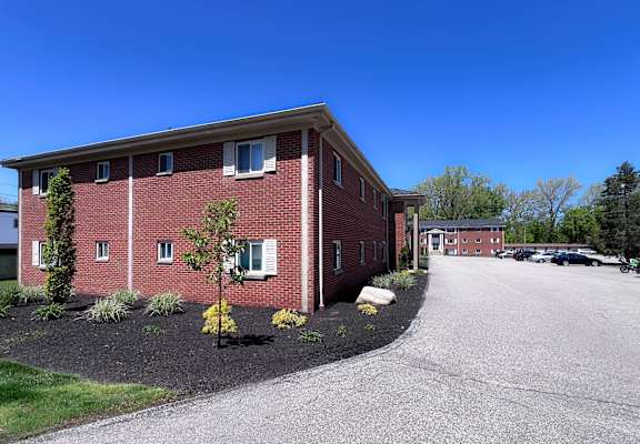 Exterior Landscape at Hallwood Manor Apartments, Mentor