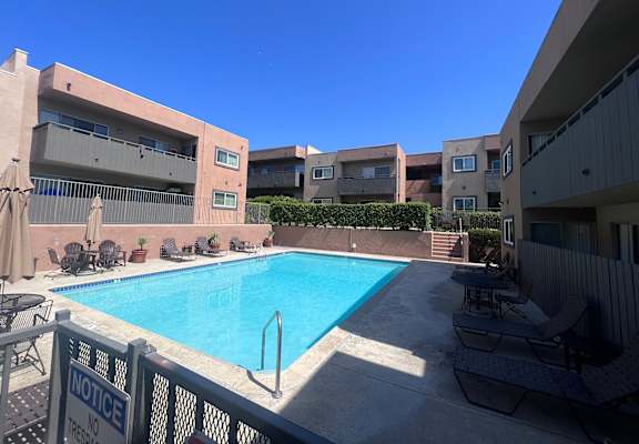 pool area at the vue at creve coeur apartments in crevecoeur,