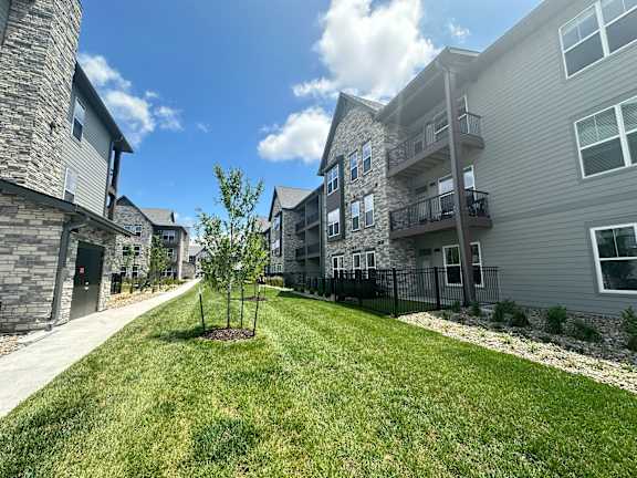 the preserve at ballantyne commons yard and apartment buildings at The Depot Luxury Apartment Homes, Raymore, 64083