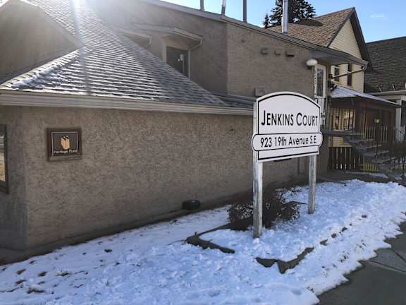 A building with a sign that says Jenkins Court and 923 19th Avenue SE.