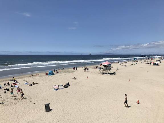 a crowded beach on a sunny day at the ocean