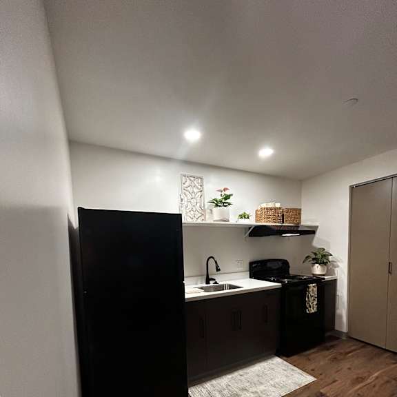 1060 Bishop kitchen