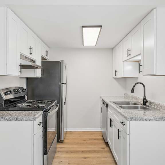 Kitchen with cabinets at The Vale at Walnut Creek Apartments, Columbus, OH, 43232