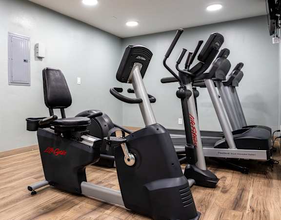 the gym at the enclave at woodbridge apartments in sugar land, tx
